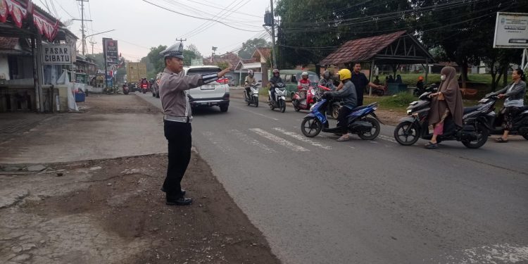 Wujudkan Tertib Berlalu Lintas, Kanit Lantas Polsek Cibatu Gatur Lalin