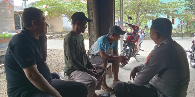 BHABINKAMTIBMAS DESA CITAMIANG POLSEK MANIIS MELAKSANAKAN SAMBANG/DOOR TO DOOR KEPADA TOKOH MASYARAKAT DESA CITAMIANG KEC. MANIIS
