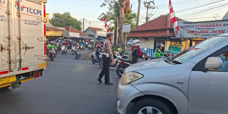 Ciptakan Kelancaran dan Keamanan, Unit Lantas Polsek Jatiluhur Laksanakan Gatur Lalin di Titik Rawan Kemacetan
