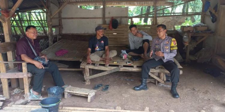 Tingkatkan Partisipasi dalam Keamanan Lingkungan, Bhabinkamtibmas Polsek Cibatu Sambangi Warga