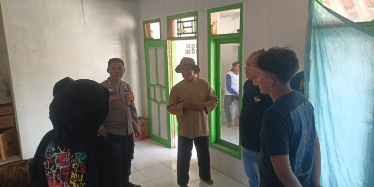 BHABINKAMTIBMAS DESA TARLINGGUL LANDEUH SAMBANGI WARGA DAN SOSIALISASIKAN KOPERASI MERAH PUTIH