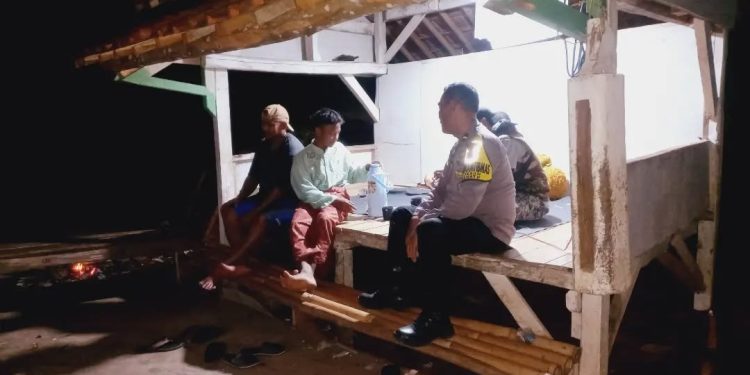 Bhabinkamtibmas Polsek Cibatu Duduk Santai Bersama Pemuda, Sampaikan Pesan Kamtibmas