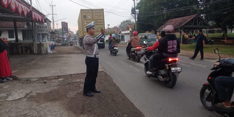 Wujudkan Tertib Berlalu Lintas, Kanit Lantas Polsek Cibatu Gatur Lalin