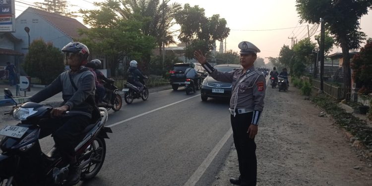 Pelayanan Prima Polri, Kanit Lantas Polsek Cibatu Laksanakan Gatur Lalin
