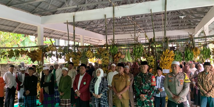Kebersamaan Polri dan Masyarakat, Bhabinkamtibmas Polsek Cibatu Hadiri Maulid Nabi di Cibukamanah
