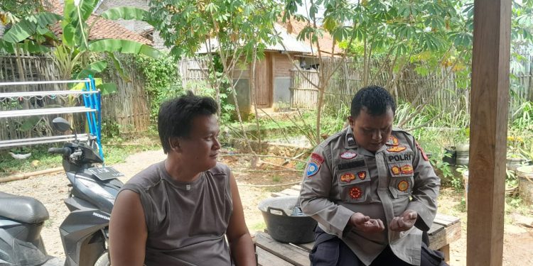 Bhabinkamtibmas Polsek Pasawahan Ngobrol Bareng Warga Saat Gelar Patroli DDS Sambang Warga