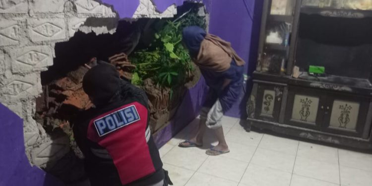 Pengecekan Rumah Terdampak Longsor Oleh Unit Patroli Sat Samapta Polres Purwakarta