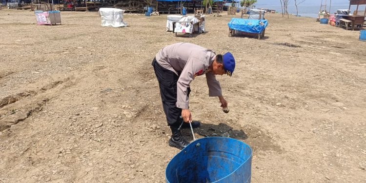 Peduli Lingkungan, Sat Polairud Polres Purwakarta Bersih-Bersih Wisata Jatiluhur