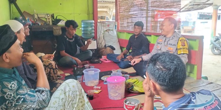 Dukung Program Ketahanan Pangan, Polisi Di Purwakarta Ajak Warga Manfaatkan Lahan Untuk Menanam