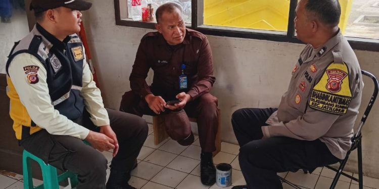 Bhabinkamtibmas Desa Kembangkuning Berikan Arahan kepada Satpam Pabrik untuk Tingkatkan Kewaspadaan