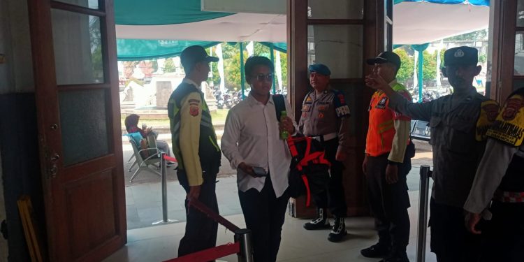 Polres Purwakarta Lakukan Pengamanan Dan Monitoring Massa Di Stasiun Kereta Api