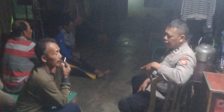 Sambang Malam Upaya Bhabinkamtibmas Pasawahan Kidul Pelihara Kamtibmas Pada Malam Hari