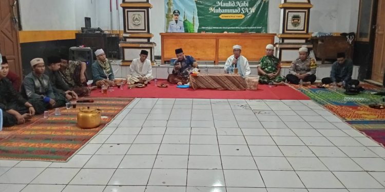 Silaturahmi Dengan Tokoh Masyarakat, Bhabinkamtibmas Polsek Plered Hadiri Peringatan Maulid Nabi Muhammad