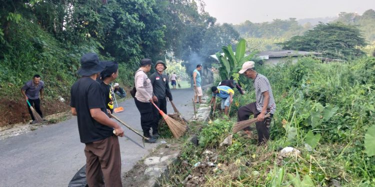 Sinergitas TNI-Polri Dengan Masyarakat Purwakarta Lewat Kegiatan Gotong Royong