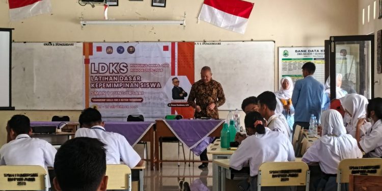 Panit Reskrim Polsek Bungursari Polres Purwakarta Jadi Narasumber LDKS di SMAN 1 Bungursari, Angkat Tema Perundungan