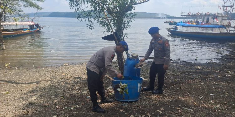 Bersih-Bersih Di Pelabuhan Biru Jatiluhur, Wujud Polri Peduli Lingkungan