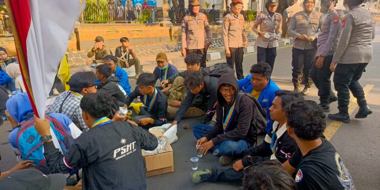 Aksi Humanis Polwan Dalam Unjuk Rasa Mahasiswa Di Depan Mapolres Purwakarta