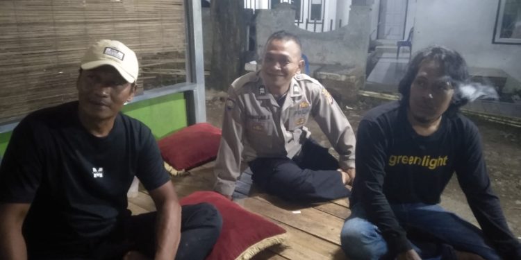 Jaga Keamanan lingkungan Bhabinkamtibmas lakukan Giat Sambang pos ronda di desa binaan 