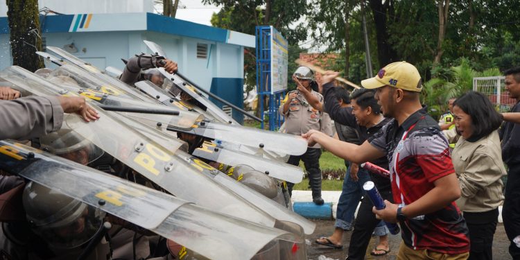 Tingkatkan Profesionalitas Anggota, Polres Purwakarta Gelar Latihan Dalmas