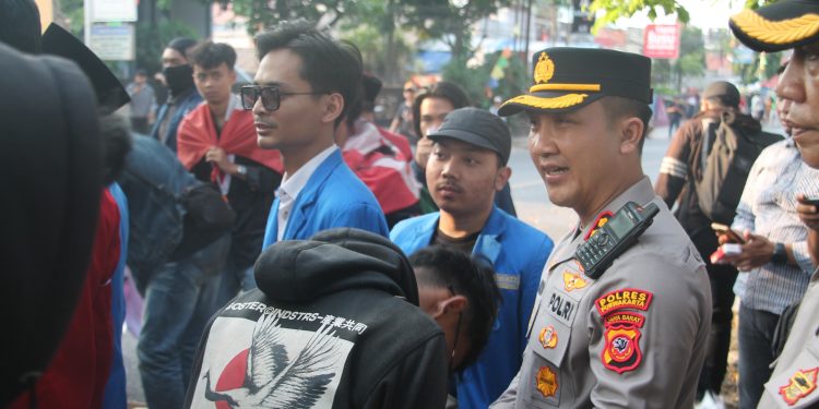 Dengan Humanis, AKBP Anom Danujaya Temui Mahasiswa Yang Unjuk Rasa Di Mapolres Purwakarta