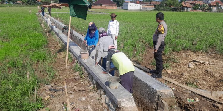 Polsek Plered Lakukan Monitoring Pembangunan Saluran Irigasi