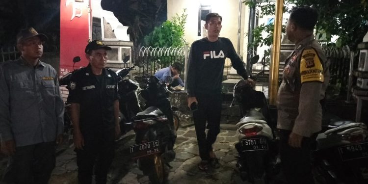 Polsek Pasawahan lakukan patroli dialogis malam hari rutin di lakukan ciptakan situasi aman dan kondusif