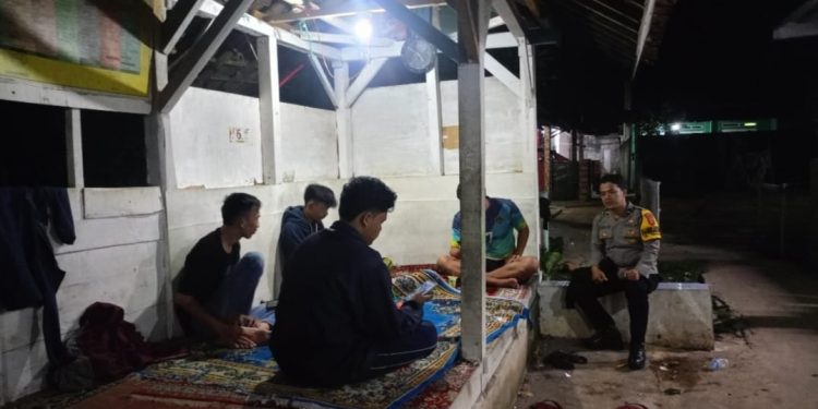 Sampaikan Bahaya Judi Online, Bhabinkamtibmas Polsek Purwakarta Kota Sambangi Pos Ronda