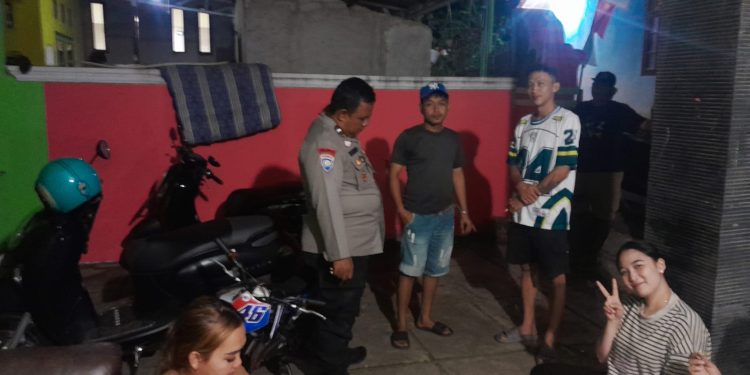 Sambangi Warga Yang Sedang Kumpul Patroli Polsek Pasawahan Ajak Warga Jaga Kamtibmas Yang Kondusif