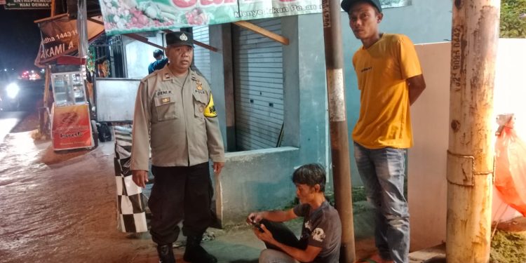 Patroli Dialogis Bhabinkamtibmas Polsek Pasawahan Ajak Warga Waspada Kejahatan Malam Hari