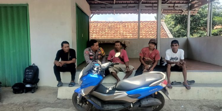 Bhabinkamtibmas Desa Mekarjaya Melaksanakan Sambang Warga Masyarakat Desa Mekarjaya, Kecamatan Kiarapedes