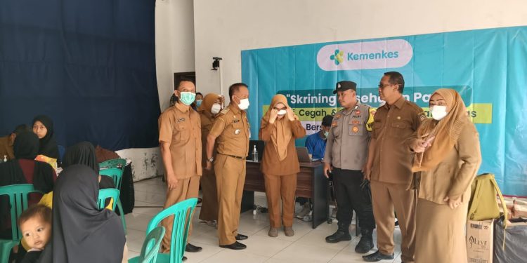 Bhabinkamtibmas Desa Cilandak Monitoring Skrining Pemeriksaan TBC di Aula Desa