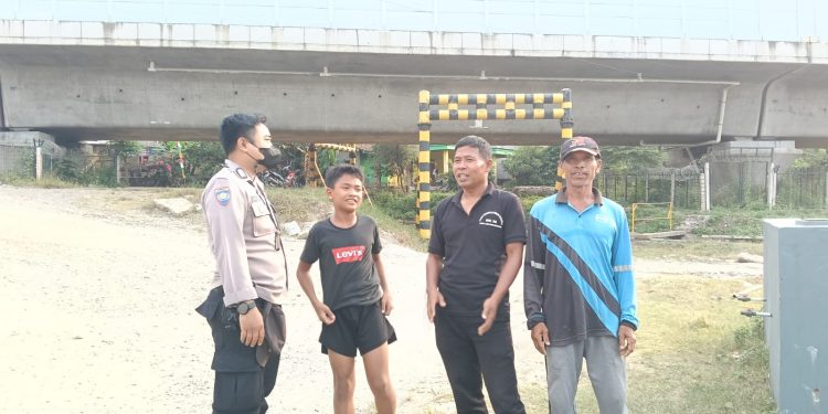 Bhabinkamtibmas Cikaobandung Ingatkan Warga Bahaya Main Layangan di Area Kereta Cepat