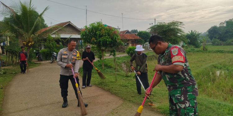 Sinergi TNI-Polri, Bhabinkamtibmas Polsek Cibatu dan Babinsa Gelar Jumat Bersih di Desa Karyamekar