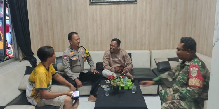 Kebersamaan TNI–Polri di Cibatu, Sambangi Warga Demi Kamtibmas Kondusif