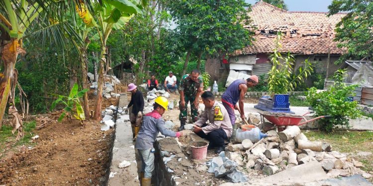 Tingkatkan Kewaspadaan, Bhabinkamtibmas Polsek Cibatu Aktif Sambang Warga