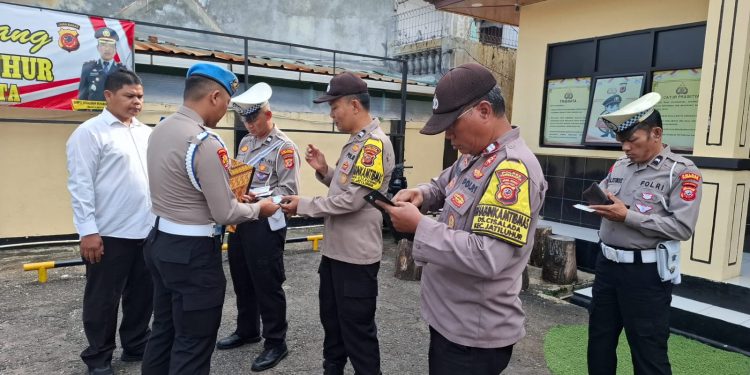 Propam Polsek Jatiluhur Cek Kelengkapan dan Disiplin Anggota