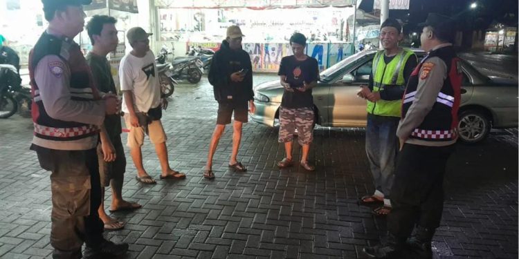 Bhabinkamtibmas Polsek Cibatu Laksanakan Sambang Door to Door System untuk Jaga Kondusifitas Wilayah