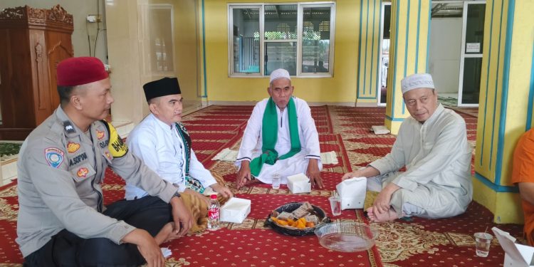 Bhabinkamtibmas Polsek Cibatu dan Warga Karyamekar Gotong Royong dalam Program Selasa Bersih