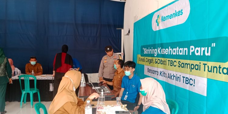 Bhabinkamtibmas Desa Cilandak Monitoring Skrining Pemeriksaan TBC di Aula Desa