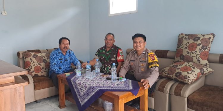 Bhabinkamtibmas dan Babinsa Desa Sinargalih Laksanakan Sambang ke Kepala Desa, Wujudkan Sinergitas TNI-Polri dan Pemerintah Desa