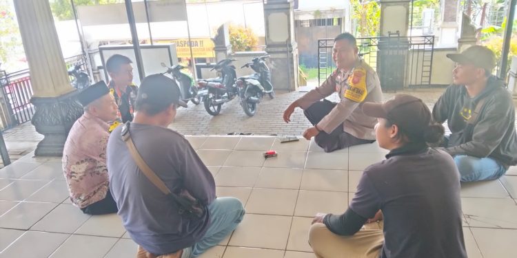 Bhabinkamtibmas Polsek Kiarapedes Polres Purwakarta memberikan himbauan kamtibmas
