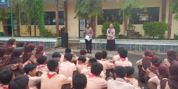 Polsek Purwakarta Kota Sosialisasikan SMA Kemala Taruna Bhayangkara Di SMPN 3
