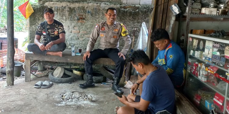Wujudkan Polri Presisi, Aipda Komarudin Sambangi Warga Desa Cikadu Beri Imbauan Kamtibmas