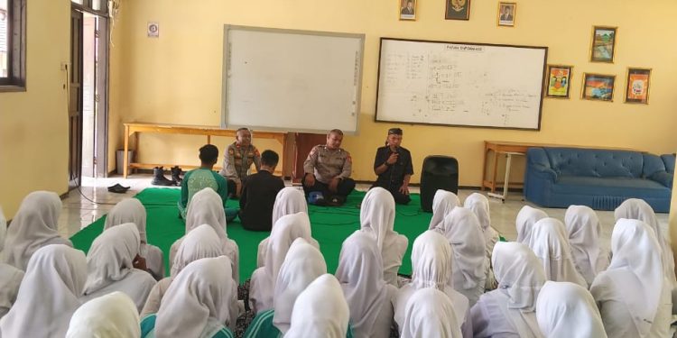 Polsek Darangdan Sosialisasikan SMA Kemala Taruna Bhayangkara Di SMPN 1 Darangdan