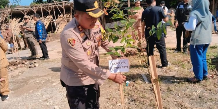 Wakili Kapolres Purwakarta, Kapolsek Purwakarta Kota Ikuti Penanaman Pohon bersama Dinas Kehutanan Provinsi Jawa Barat