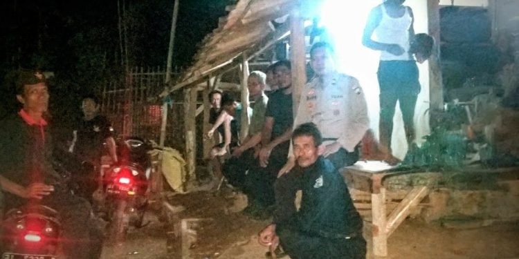 Bhabinkamtibmas Polsek Pasawahan Gelar Patroli Dialogis Dan Datangi Pos Kamling Di Malam Hari Untuk Ciptakan Situasi Kamtibmas Yang Kondusif