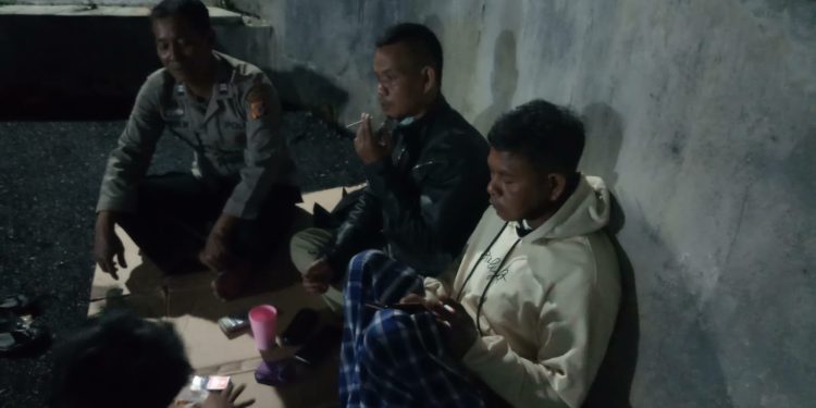 Patroli Malam Bhabinkamtibmas Desa Salem Aiptu Iwan Widianto Sambang Warga Di Kampung Genggereng