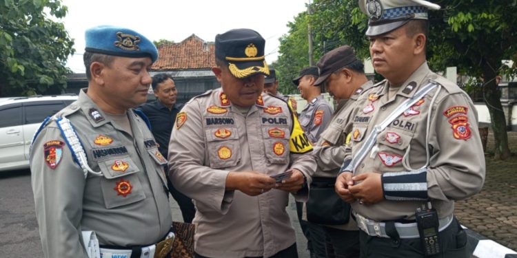Cegah Penyimpangan Perilaku Anggota, Kapolsek Purwakarta Kota Periksa Handphone Personel