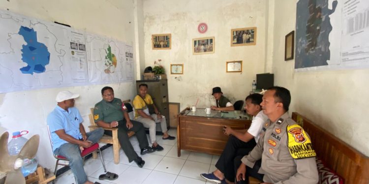 Sinergitas TNI–Polri Di Purwakarta, Bhabinkamtibmas dan Babinsa Monitoring Program Pemerintah di Desa Karyamekar