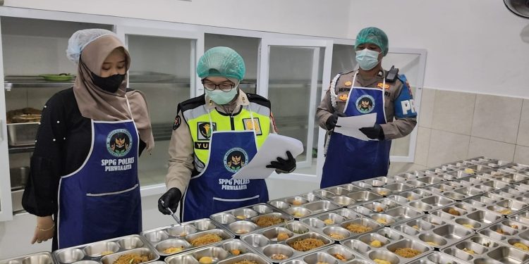 Pastikan Gizi dan Keamanan Pangan Terjamin, Polres Purwakarta Laksanakan Uji Food Safety Menu SPPG